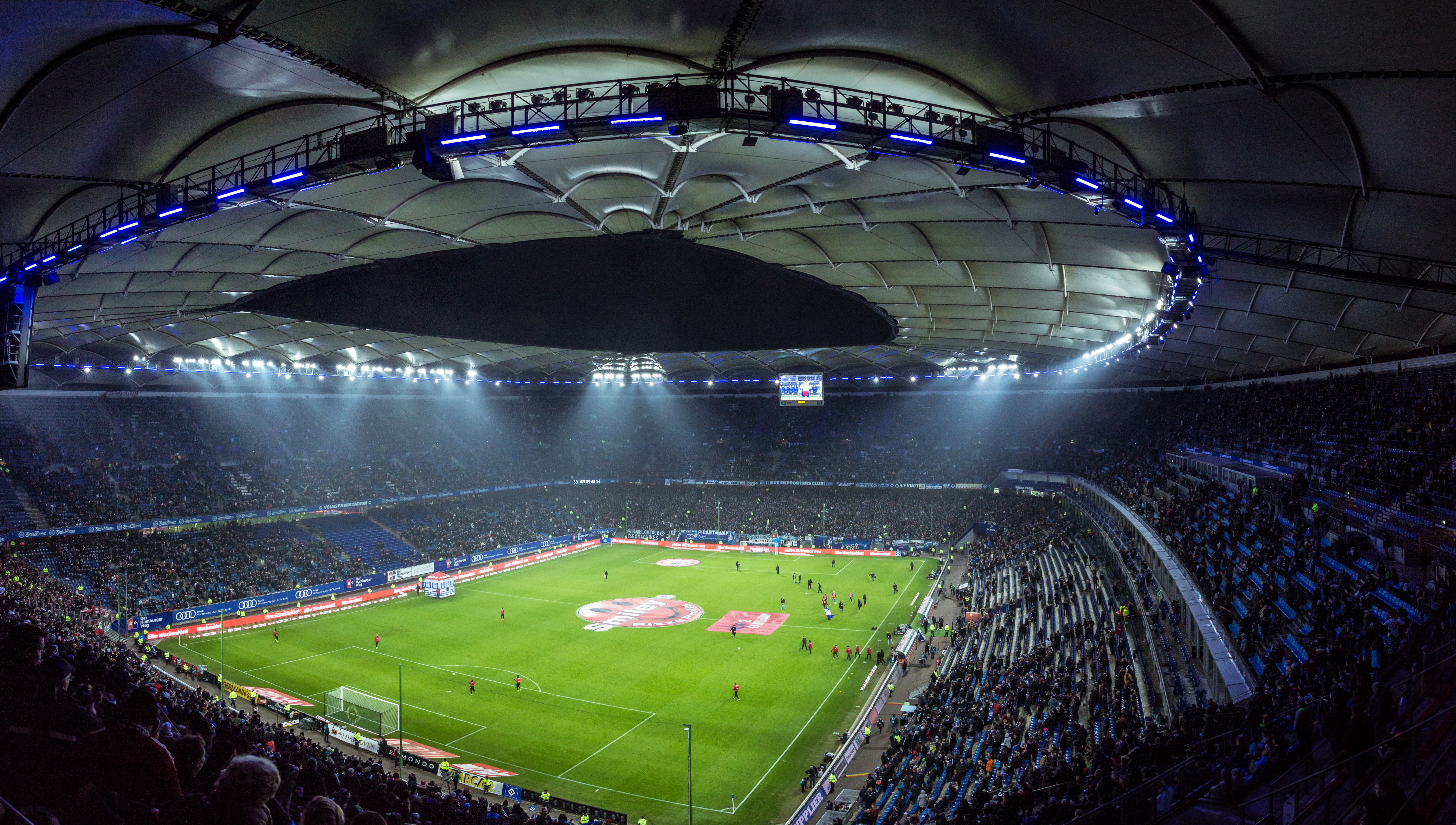 Soccer arena. Ювентус Стэдиум стадион лига чемпионов. Стэмфорд бридж стадион. Красивое футбольное поле.